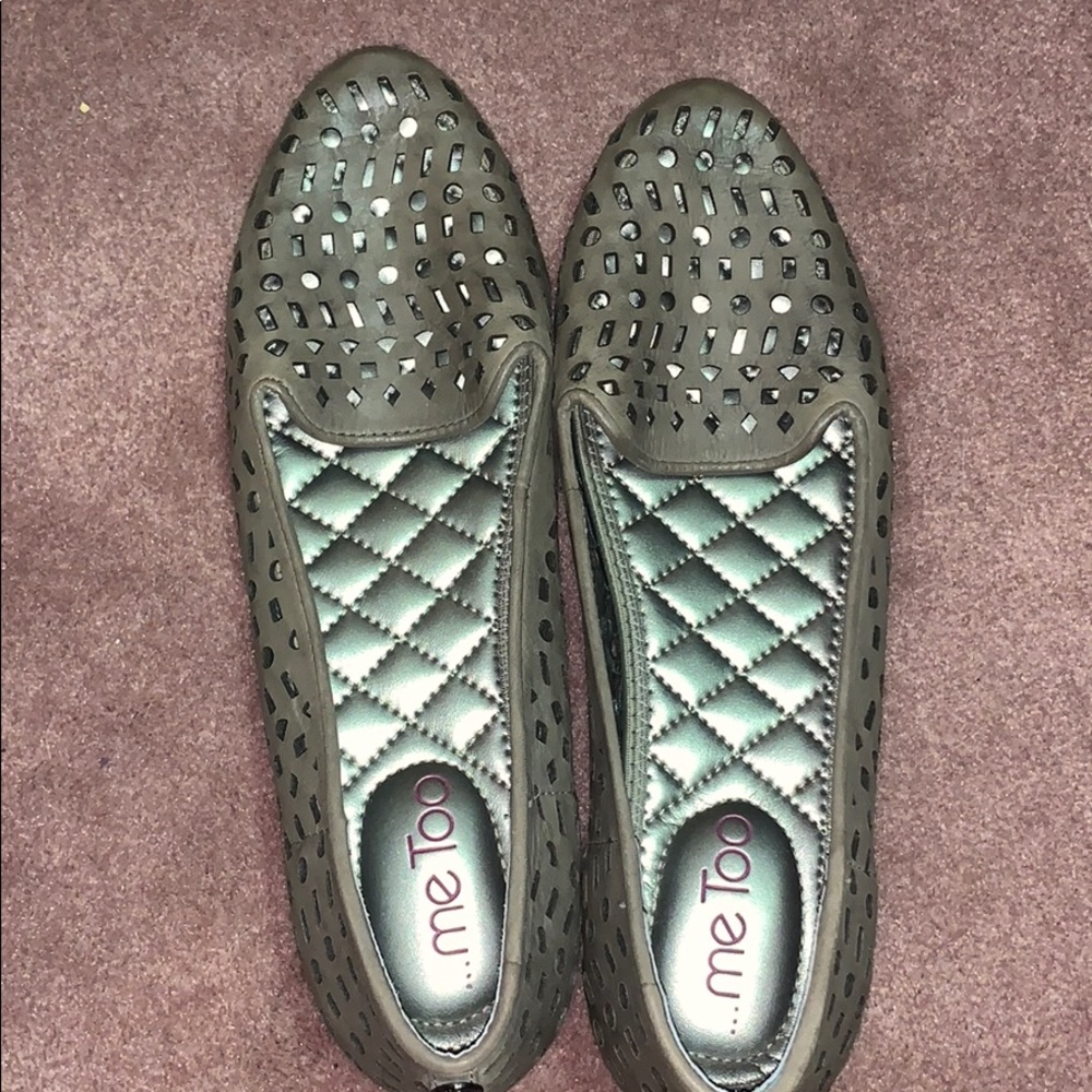 Me Too size 8 gray flat